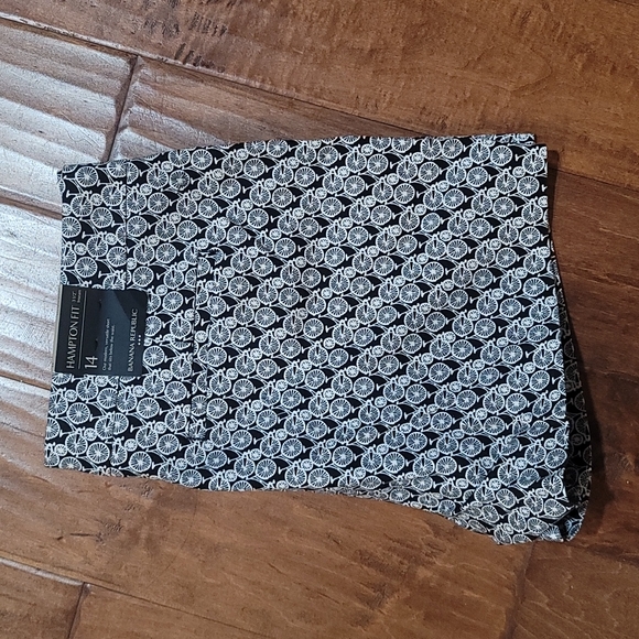 NWT black and white short with bicycle print - Picture 3 of 4